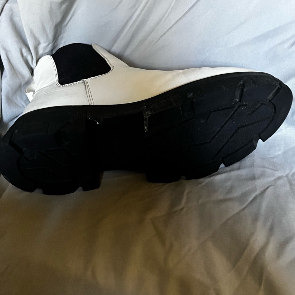 CLOVER~CUSHIONAIRE~WHITE/BLACK~ANKLE BOOTS~8.5 - Picture 12 of 13